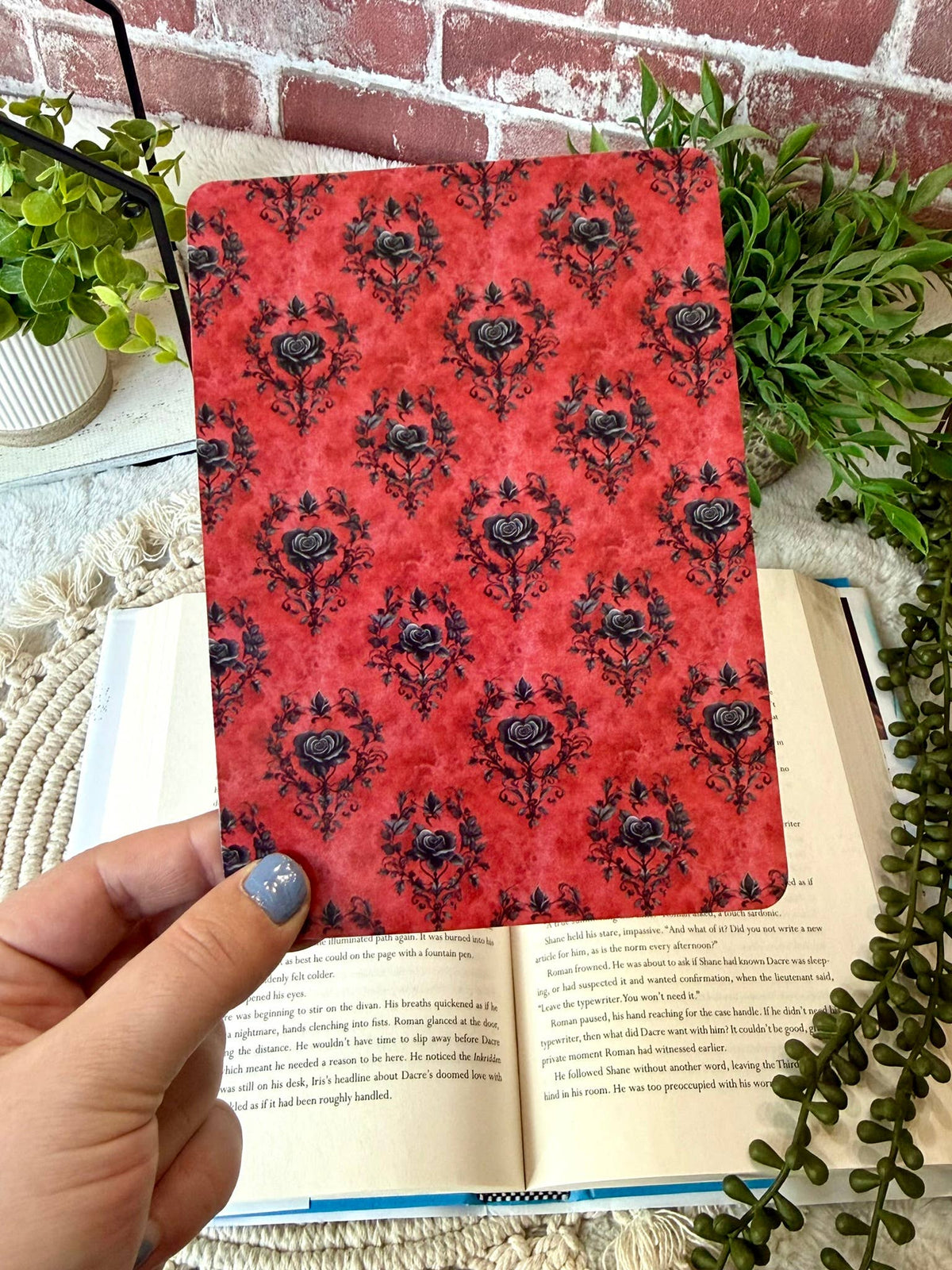 Dark Romance Kindle Charm - Dark Romance Gothic Phone Charm Hearts and Roses